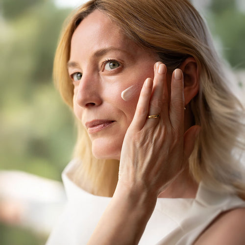 Apply morning and evening to the face and neck after cleansing.